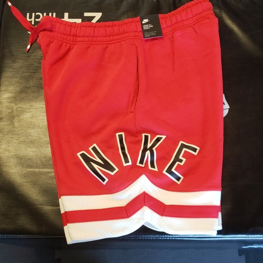 NWT NIKE SPORTWEAR SHORTS AR1829-657